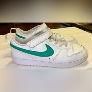 Nike Court Borough low shoe 3Y green white